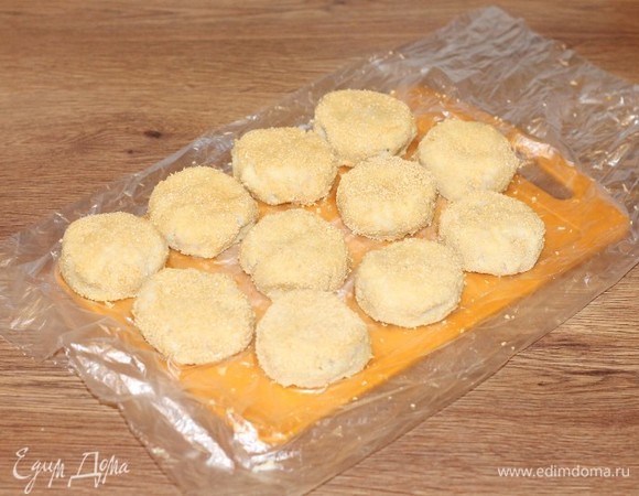 Разделяем тесто на 10–11 частей и формируем колобки. Макаем колобки во взбитый яичный белок, затем — в панировочные сухари и формируем котлеты. Я приготовила котлеты вечером, заморозила, а на следующий день готовила.