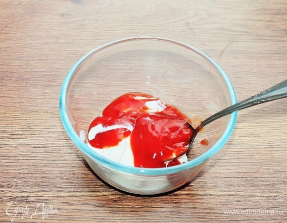 Пока жарятся котлеты, приготовим соус. Смешиваем сметану с кетчупом.