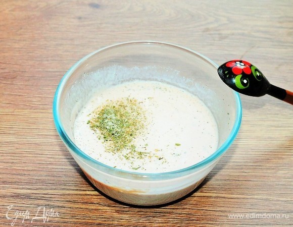 Добавляем молоко (200 мл), приправу (сухой чеснок, лук, лавровый лист, смесь перцев) и соль.