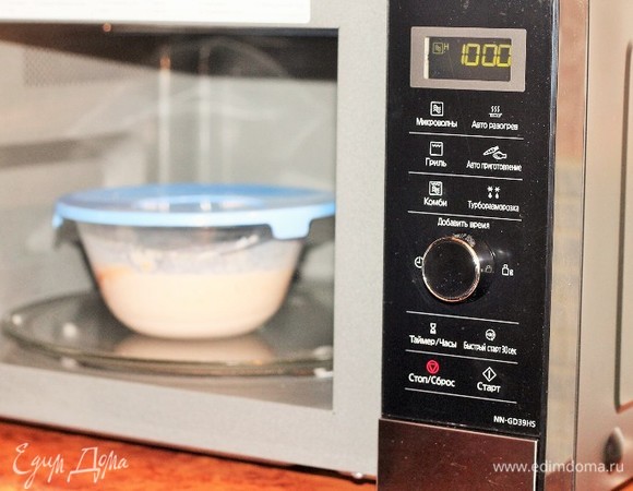 Прогреваем соус в СВЧ-печи в режиме «Микроволны», 1000 Вт. Доводим до кипения (3 минуты) и извлекаем миску.