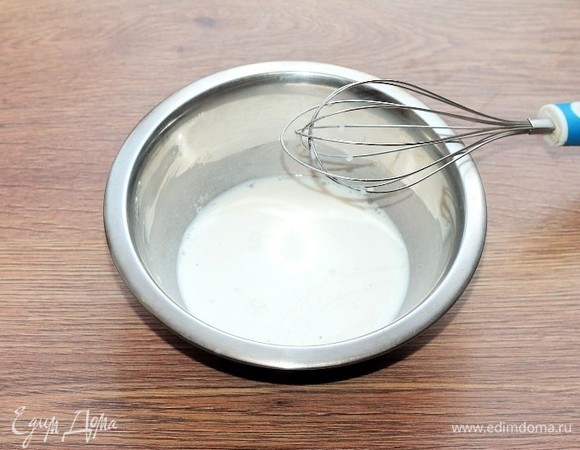 Смешиваем муку с молоком (100 мл).