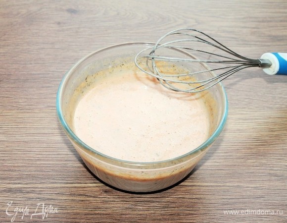 И тонкой струйкой добавляем в горячий соус, быстро перемешиваем. Вымешиваем так, чтобы не было комочков.