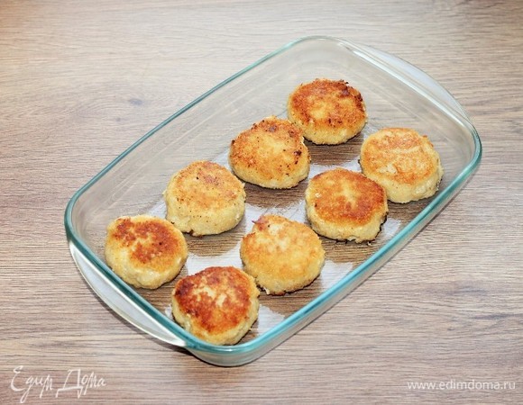 Смазываем форму для выпечки растительным маслом и выкладываем котлеты.