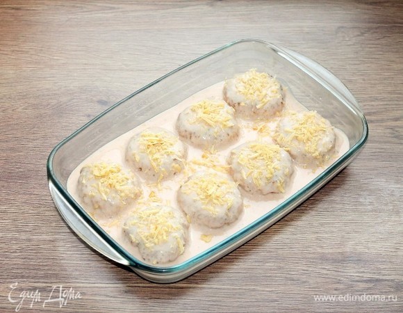 Заливаем соусом, посыпаем тертым (плавленым) сыром и отправляем в СВЧ-печь.