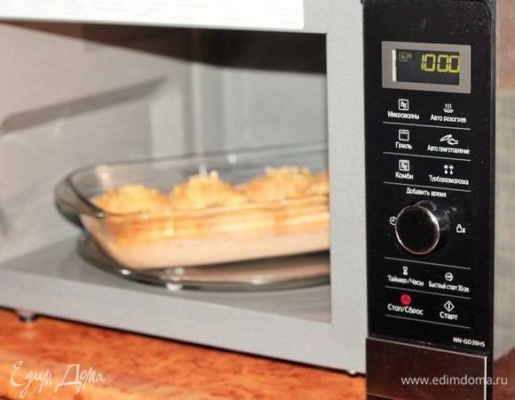 Запекаем котлеты с соусом в режиме «Микроволны», 1000 Вт, 6 минут (или до небольшого загустения соуса).