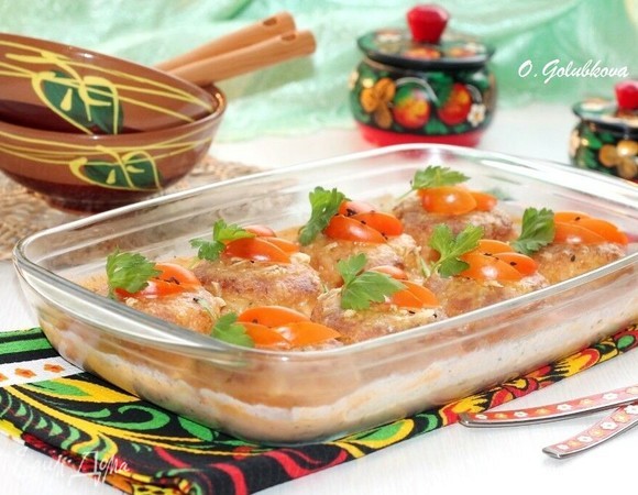 Украшаем блюдо зеленью, овощами и подаем. Гарнир — на ваш вкус.