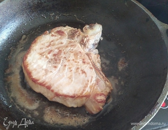 В сковородке разогреть оба вида масла. Обжарить свинину с обеих сторон в течение 3–4 минут. Переложить в тарелку.