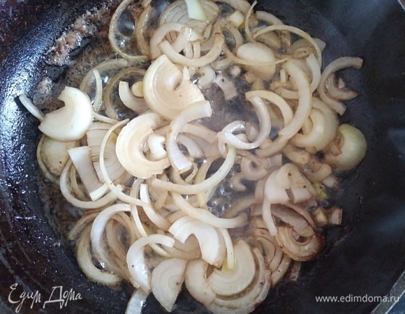 В эту же сковороду всыпать нарезанный полукольцами лук, обжарить пару минут.