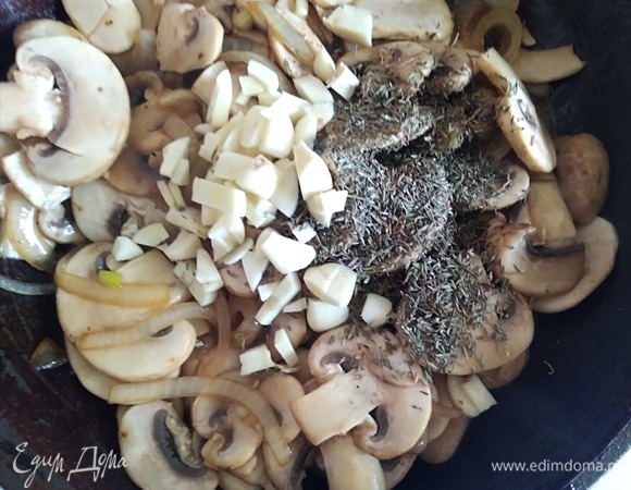 Чеснок нарезать мелкими кубиками, добавить к грибам. Туда же всыпать тимьян. У меня был сухой, но со свежим будет еще интереснее. Посолить и хорошо перемешать.