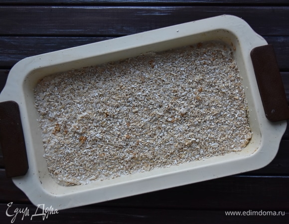 По возможности для выпекания лучше использовать силиконовую форму, так как по диете запрещено использование растительного масла. Переложить тесто в форму. Сверху посыпать его семенами льна или хлопьями овсяных отрубей. Можно использовать сухой розмарин или тмин.