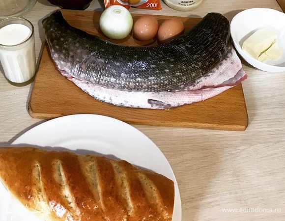 Берем выпотрошенную щуку без головы и хвоста, содрогаемся от масштаба предстоящей работы. Начинаем разделывать: сперва — на две половины, потом снимаем чулком кожу, потом удаляем хребет и поддающиеся кости.