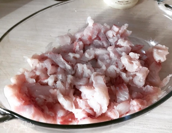 Режем на куски, которые пролезут в мясорубку. Итого: из щуки весом 1,8 кг у меня вышло 1,3 кг филе.