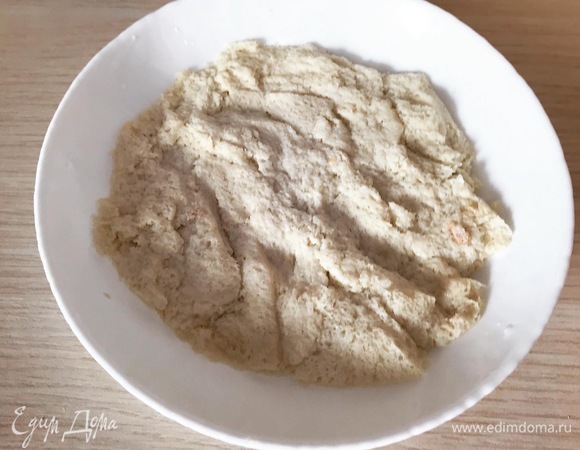 Свежайший батон режем и заливаем небольшим количеством молока, чтобы он напитался и практически не отпускал его из себя. Классики рекомендуют, чтобы масса батона была 30% от массы филе, так что последуем их совету.