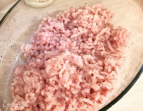 Прокручиваем через мясорубку филе щуки в первый раз. Если хочется, можно и еще раз.