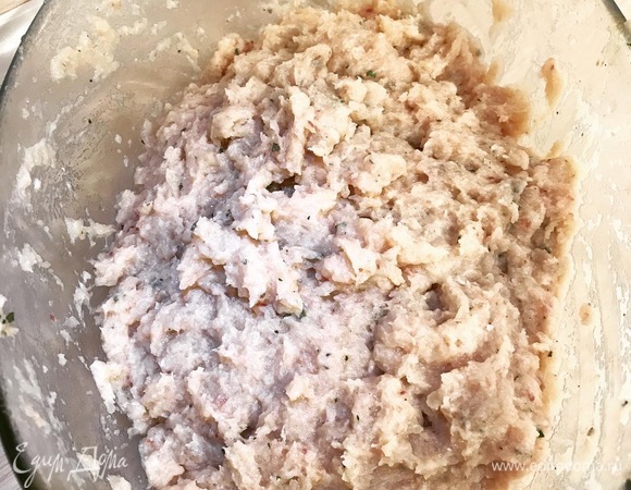 Потом прокручиваем нарезанный лук, батон, масло и перекручиваем уже вместе с фаршем из щуки. И да, на самом деле можно не заморачиваться с мелкими косточками — их почти все «поймает» решетка мясорубки. Добавляем соль, специи и травы (у меня лук, петрушка, орегано, немного мяты и соль). Сильно взбиваем яйца и выливаем/засыпаем в фарш. Тщательно перемешиваем. Неплохо поставить на час-два в холодильник. Но это как у вас со временем. У меня его и нервов не было!