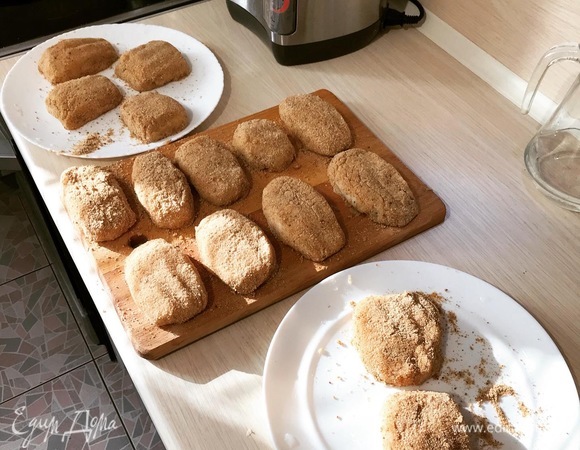 Формируем стол для формирования котлет: посуда с фаршем, миска с холодной водой, миска с панировочными сухарями и доска (надо будет 2–3). Смачиваем руки в холодной воде, формируем котлетку, обваливаем в сухарях и отправляем на доску, придав форму. Если получится. У меня из всей той щуки с батоном и прочим вышло 14 довольно крупных котлеток, как можно видеть на фото.