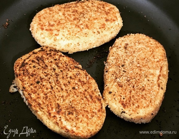 Обжариваем на сухой раскаленной (антипригарной, разумеется) сковороде по 2 минуты с каждой стороны и складываем в утятницу.