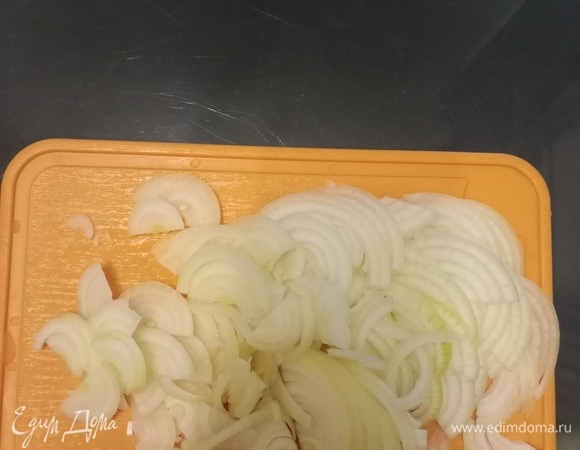 Лук нарезаем четвертькольцами и отправляем обжариваться в сотейник с растительным маслом. Чуть присаливаем.