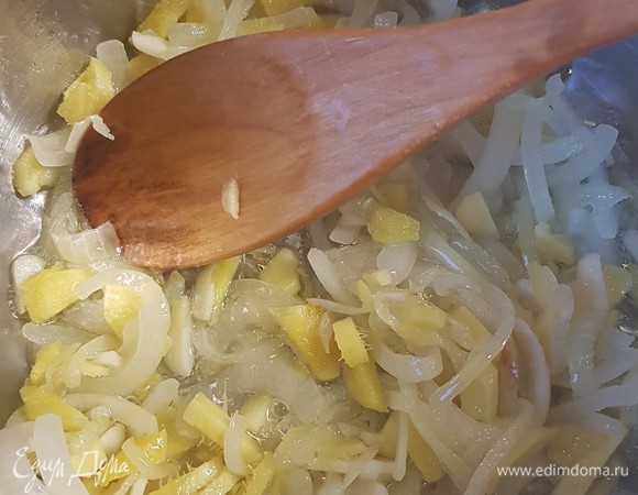 Лук нарезать полукольцами, имбирь и чеснок — пластинками. В сотейнике разогреть подсолнечное масло и на слабом огне обжарить все до мягкости.