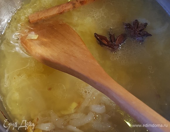 К овощам влить апельсиновый сок и воду. Добавить звездочку бадьяна и палочку корицы. Посолить и добавить сахар. Довести смесь до кипения, уменьшить огонь и варить 10 минут.