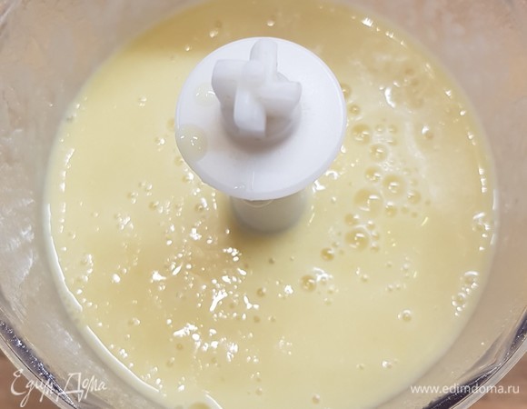 Перелить соус в блендер и пробить до однородности. Смесь процедить и перетереть через сито. Соус остудить и подавать к мясу.