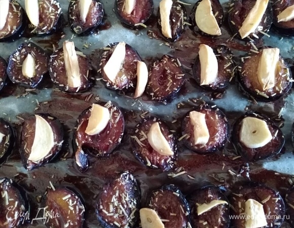 Вялить в духовке при 120–130°C около 3 часов. Духовку периодически открывать, чтобы выходил пар, и переворачивать противень.