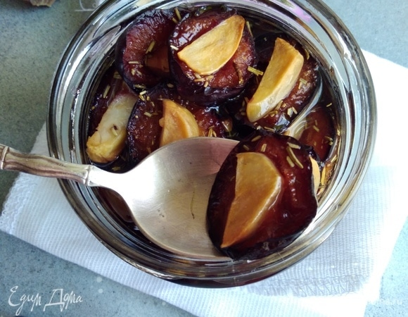 Готовую сливу переложить в баночки. Растительное масло подогреть (кипятить не нужно) и залить сливы. Закрыть крышкой.