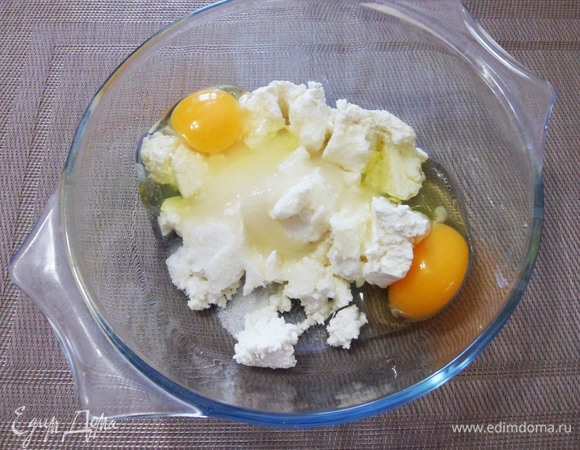 Творог, яйца и сахар взбить блендером до однородности.