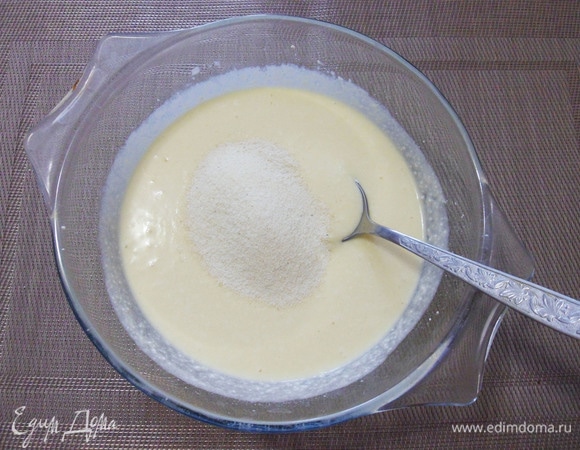 Затем добавить манку, ванильный сахар и щепотку соли. Перемешать. Оставить на 15–20 минут для набухания манки.