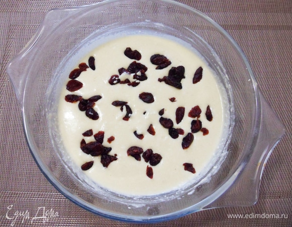 Добавить вяленую клюкву и тщательно перемешать.