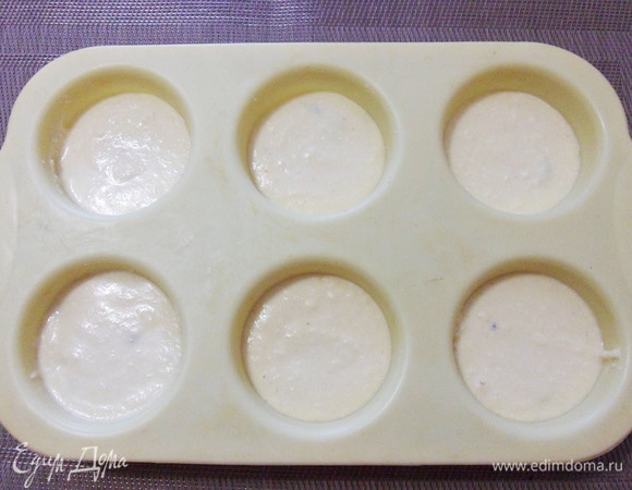 Разложить творожную массу в силиконовую форму для кексов по 2–2,5 ст. л. в каждую.