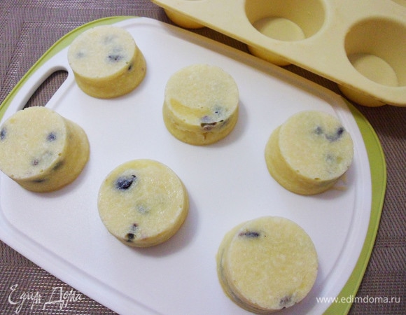 Пудинг легко достать из силиконовой формы. Я накрыла форму разделочной доской и быстро ее перевернула.