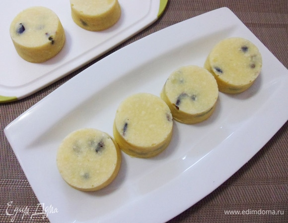 Подавать творожный пудинг можно с различными добавками по вкусу. Сегодня у меня вишневое варенье.