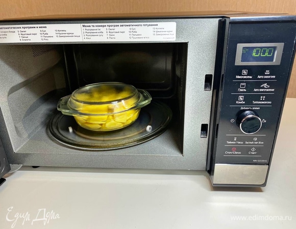 В качестве гарнира я решила сделать картофельное пюре. Для этого очищенный картофель разрезала на небольшие кусочки, поместила в емкость для СВЧ-печи, добавила 150 мл воды, накрыла крышкой и варила на высокой мощности (1000 Вт) в течение 8 минут. Затем, добавив соль и молоко, приготовила пюре.