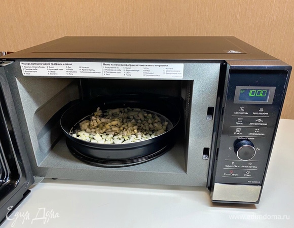 Лук обжаривать в СВЧ-печи в течение 10 минут при мощности 1000 Вт.