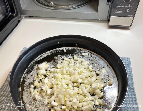 В растопленное масло добавить мелко нашинкованный лук и перемешать.