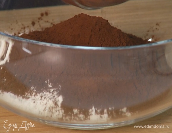 В глубокой миске смешать муку, какао-пудру, сахар и соду.