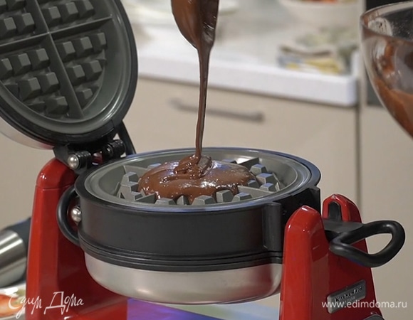 Хорошо разогреть вафельницу, влить тесто, пожарить вафли.