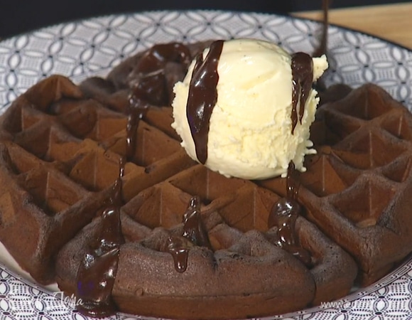 Подавать с ванильным мороженым и шоколадным ганашем.