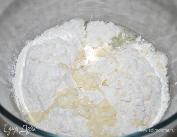 Из муки, яиц, соли и воды замесила тугое тесто.
