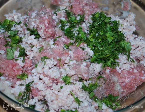 В фарш добавила горсть нарезанной свежей зелени (кинзу и укроп), репчатый лук, свежемолотый черный перец и соль. Тыкву нарезала мелкими кубиками и добавила в фарш.
