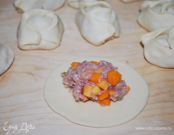 Раскатала тесто, вырезала из него кружки и слепила манты.