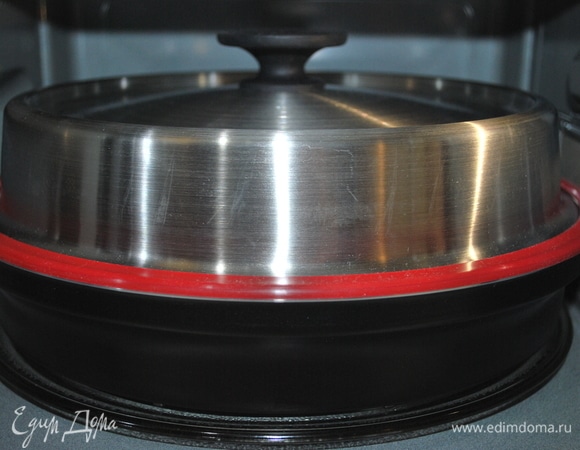 Закрыла чашу плотно крышкой и поставила в микроволновую печь на 10 минут (режим «Микроволны»,1000 Вт).