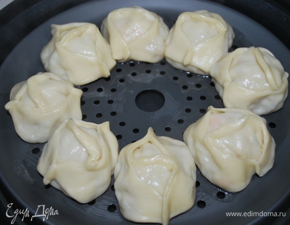 Через 10 минут манты выглядели вот так. Я их еще поставила на 5 минут (режим «Микроволны», 1000 Вт). После того как сработал сигнал, я только через минуту достала чашу с мантами.