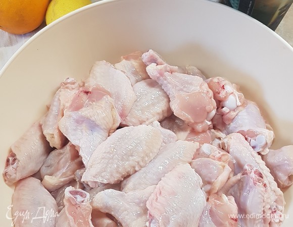 Куриные крылья промыть и разделить на фаланги.