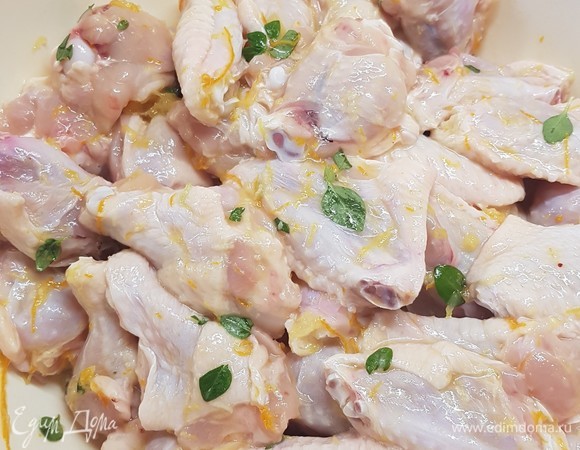 Влить маринад в крылышки, перемешать и оставить мариноваться на пару часов.