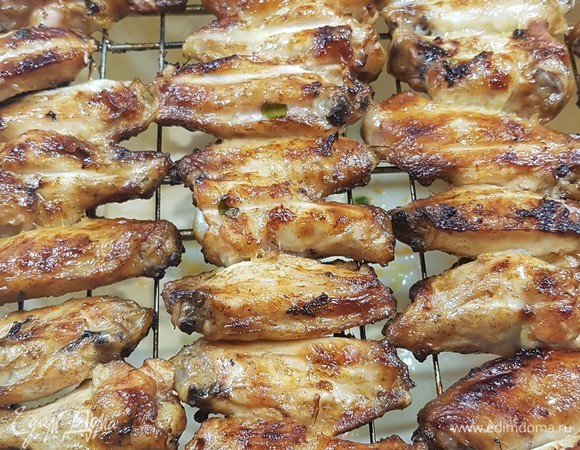 Я их запекала на решетке, которую поставила на противень, в духовке при 220°C в течение 35 минут. Немного передержала под грилем, поэтому края обгорели.