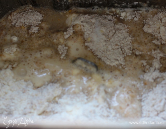 Дрожжи всыпать в диспенсер для дрожжей. Ингредиенты для теста выложить в дежу, установить режим 04 «Основной с изюмом». Размер — L, цвет корочки — по желанию (у меня светлая).