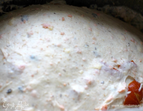 Если добавок у вас немного, то выложить их в диспенсер для добавок. Но приминать нельзя, иначе добавки могут не вытряхнуться в тесто. Поэтому если вы видите, что добавок слишком много, то после замеса теста выложите их в дежу вручную.