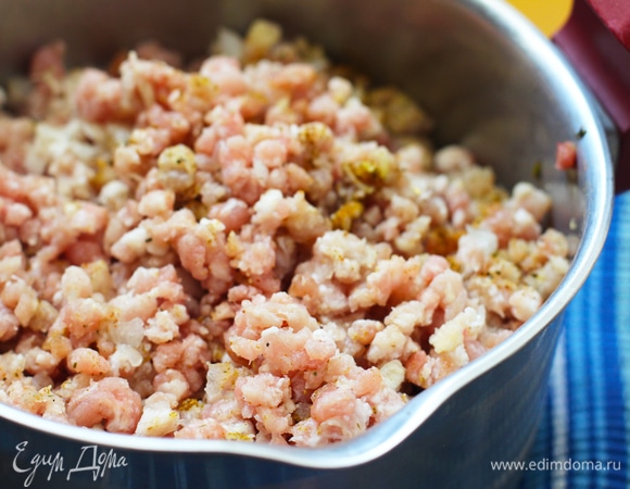 Приготовить начинку. Начинка может быть абсолютно любой, у меня — крупно молотая жирная свинина с хлопьями сычуаньского перца и белой частью лука-порея. Посолить по вкусу. Помним, что тесто не солится.<br />
Еще варианты начинок. Рыбная: 200 г рыбного филе, 2–3 стебля зеленого лука (белая часть) или небольшой кусочек лука-порея, 1/3 ч. л. молотого кориандра (зерна), 1 ст. л. рубленой петрушки (кинза или укроп), 1 ст. л. соуса терияки (соевый соус с добавлением сахара), 1 ч. л. рыбного соуса, 1 ч. л. крахмала, черный перец.<br />
Начинка из цыпленка: 1 белок, 2 ст. л. светлого соевого соуса, 5 см свежего тертого имбиря, 4 стебля зеленого лука, 500 г куриного фарша, 50 г копченого бекона, 2 ст. л. рисового вина (водка), рубленая зелень, соль перец, щептка сахара.<br />
Начинка из креветок: 250 г креветок (крабовые палочки), 10 см лука-порея, 300 г китайской капусты, 50 г стеблей бамбука, 3–4 ст ложки соевого соуса, 1 белок, соль, перец, щепотка сахара.